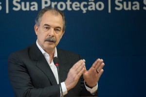 O ministro-chefe da Casa Civil, Aloizio Mercadante, fala sobre delação premiada do ex-presidente da UTC Ricardo Pessoa (Marcelo Camargo/Agência Brasil)