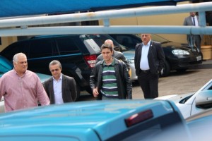 Scaff, esquerda, saindo da Câmara para delegacia