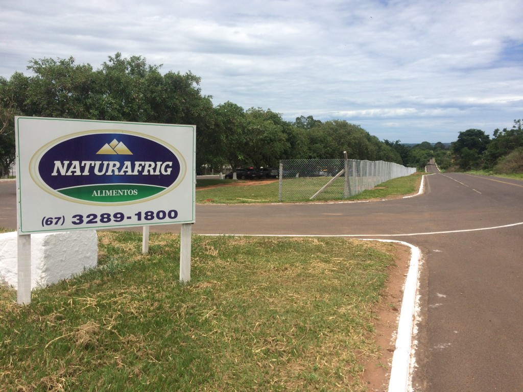 Na maior cara de pau, frigorífico Naturafrig invade faixa de domínio da MS-080 e fica por isso mesmo