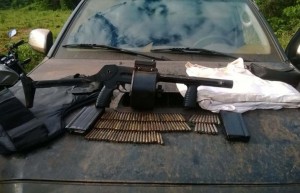 una-escopeta-con-cargador-circular-cartuchos-para-fusiles-de-ataque-cargadores-chalecos-antibala-y-dos-camionetas-fueron-encontrados-en-la-gu_892_573_1415446