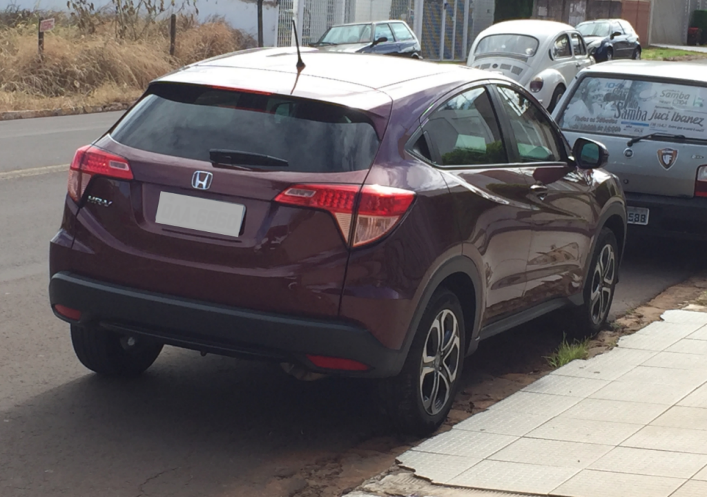Carro de cliente do Salão estacionado em guia rebaixada