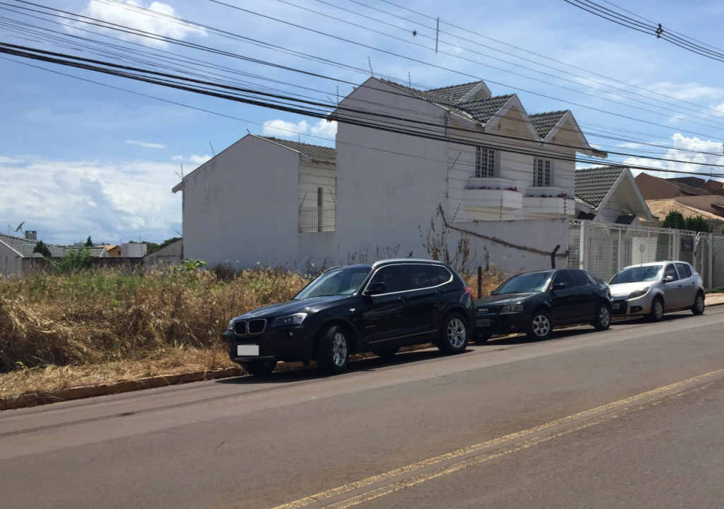 Ponto de ônibus, mesmo identificado com faixa amarela, não impede estacionamento dos carros de clientes.