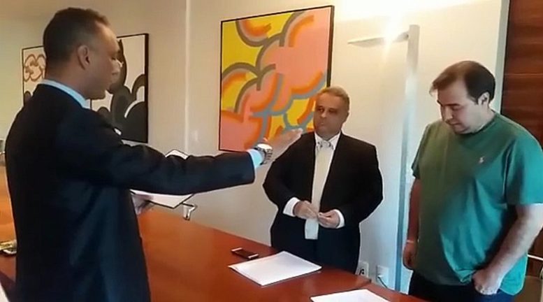 No desleixo, Maia dá posse ao Coringa que vai embolsar mais de R$ 100 mil em um mês. Vai vendo!