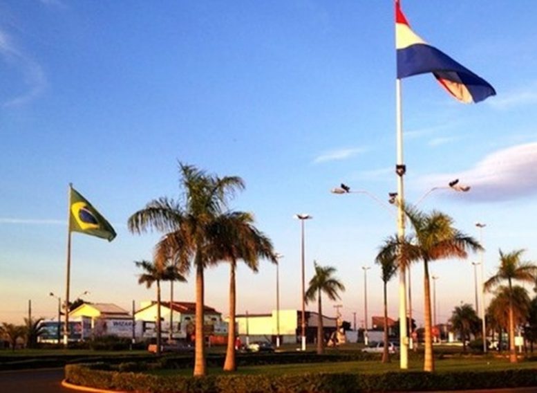 É muita moleza!!! Justiça do Paraguai dá prisão domiciliar a policiais presos com carros roubados