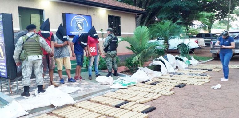 E os’ pebas’ não param nem em época de pandemia. Polícia prende quatro traficando drogas.