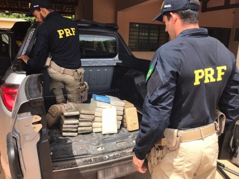 PRF apreende com casal na BR-262 cocaína avaliada em R$ 2,5 milhões em Fiat Toro