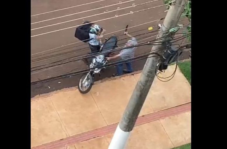 Porteiro agride motroentregadora com facão após ela parar moto na calçada. Só pode ser lesado!