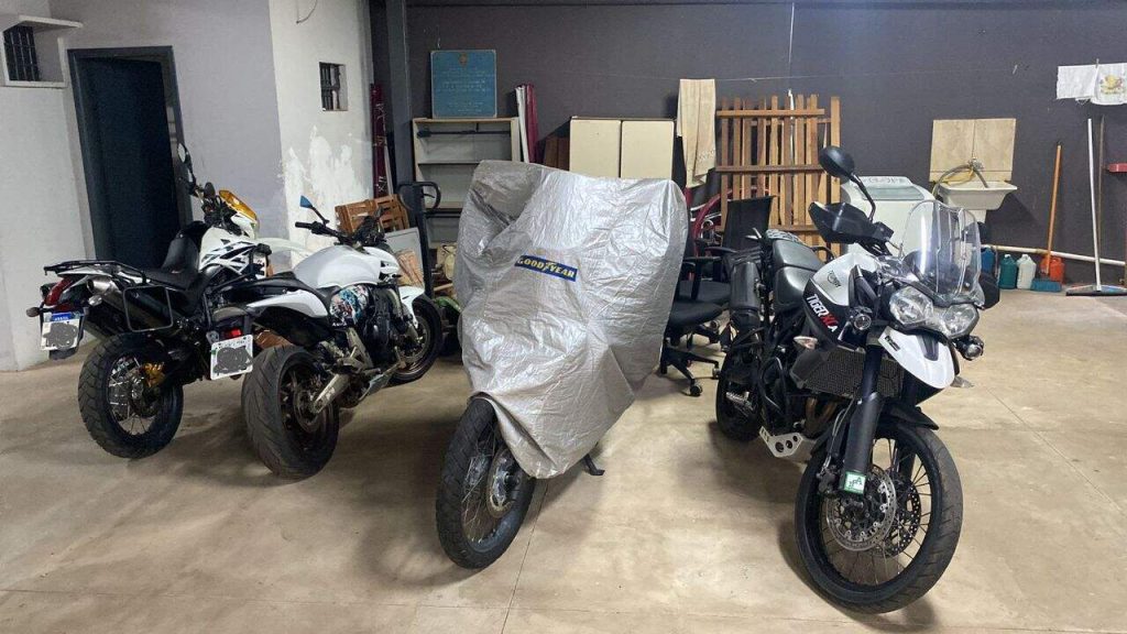 PF apreende veículos avaliados em mais de R$ 2 milhões e prende 3 homens na fronteira