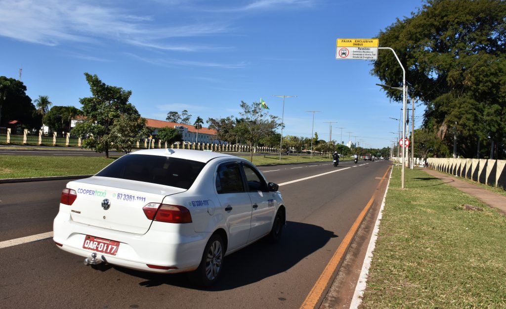 Má-fé? Agetran multa mais de 20 táxis por rodar em corredor destinado a eles
