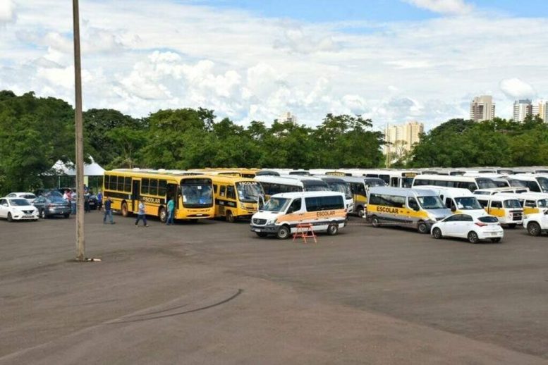 Prefeita dá calote em empresas e dois mil alunos da zona rural ficam sem ir à escola