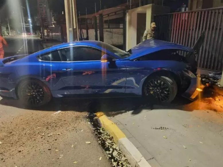 Ford Mustang avaliado em R$ 500 mil bate contra muro em Campo Grande