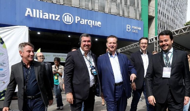 Com um pé fora do PSDB, Riedel recebe elogios de Kassab em evento do agro em São Paulo