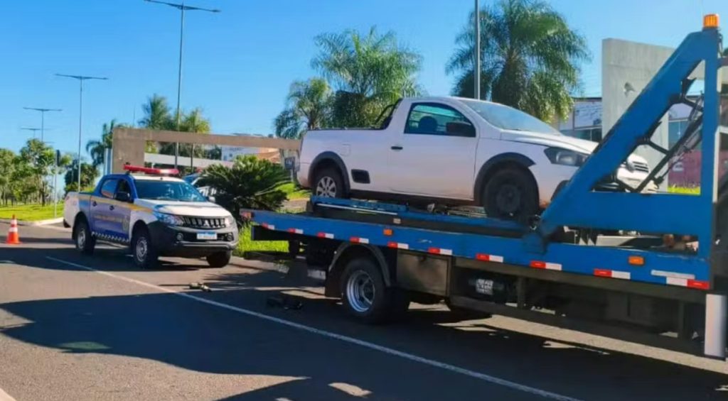 Sem cinto e CNH, motorista é parado e Polícia descobre que veículo tem débito de R$ 100 mil