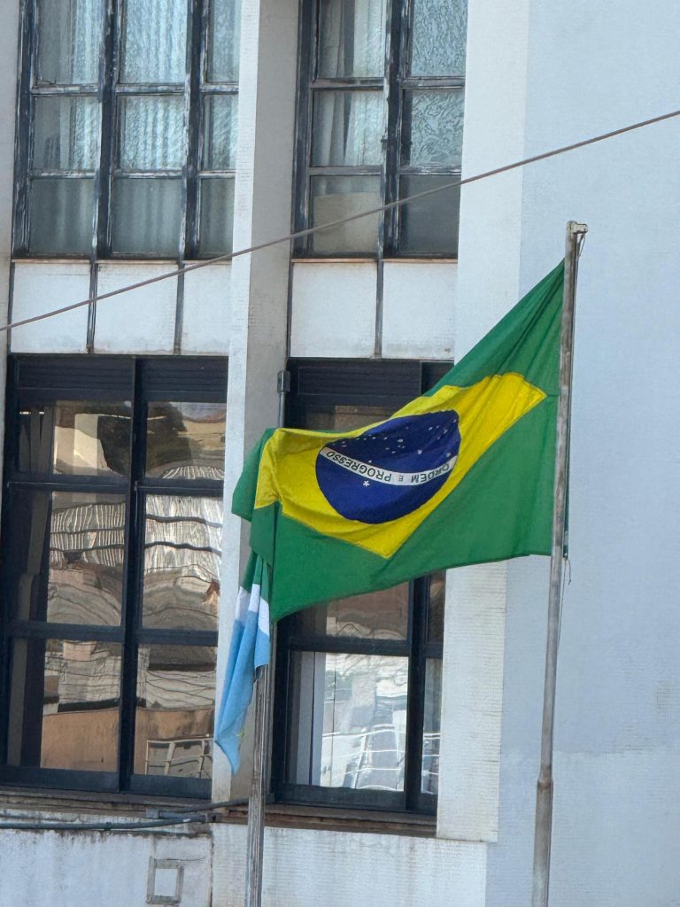 É pra rir? Bandeira é hasteada de cabeça pra baixo no prédio do INSS na Capital