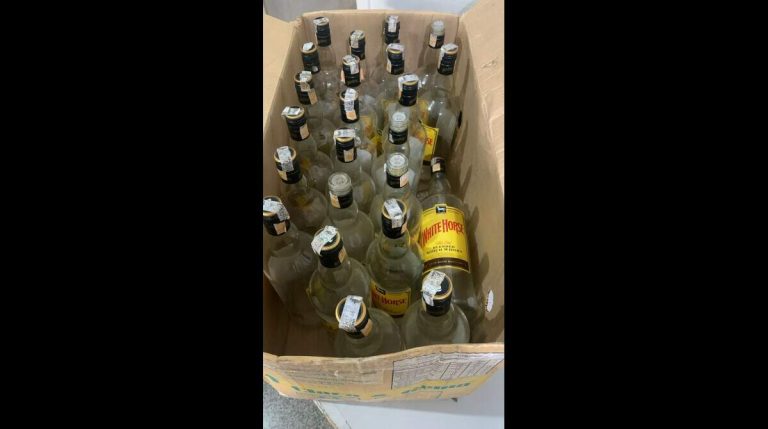 Caminhoneiro preso com quase uma tonelada de garrafas para falsificação de whisky