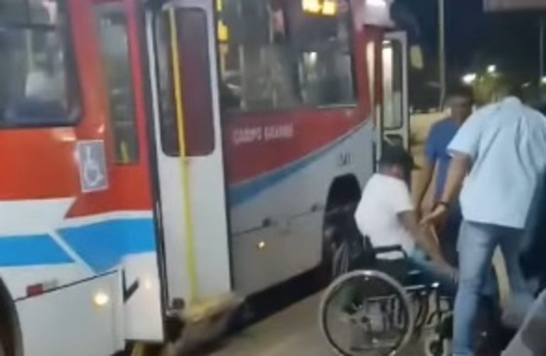 Descaso! Plataforma de ônibus despenca com cadeirante no Terminal Guaicurus