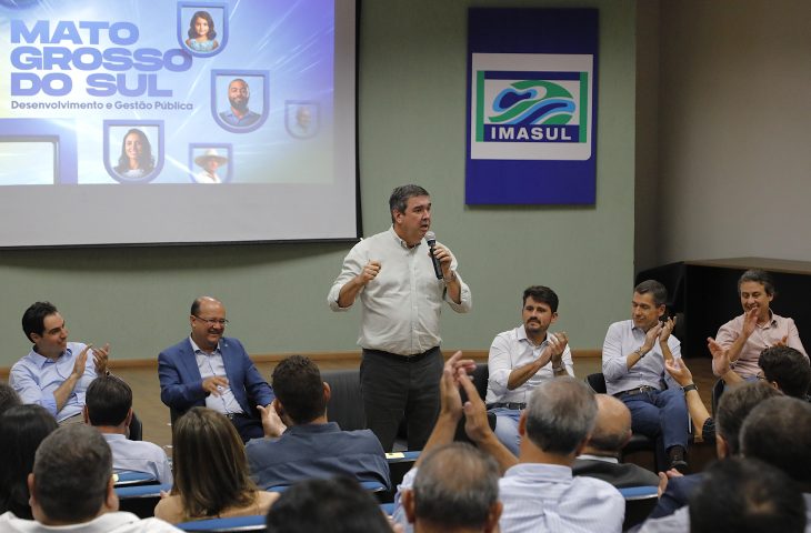 A prefeitos, governador promete R$ 1 bilhão em investimento e anuncia férias