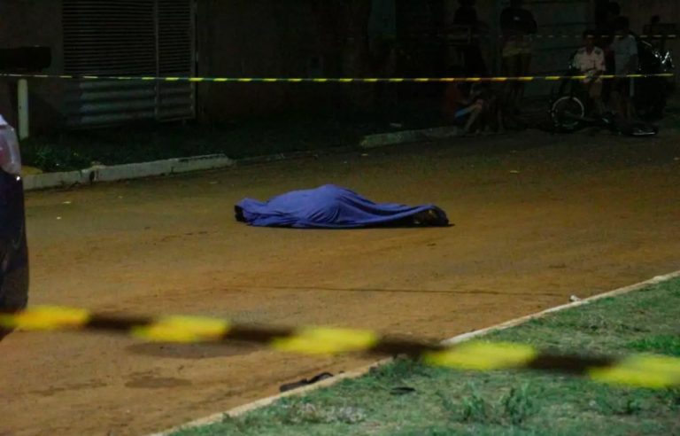 Ciclista mata homem com tiros no rosto e nas costas e violência domina periferia