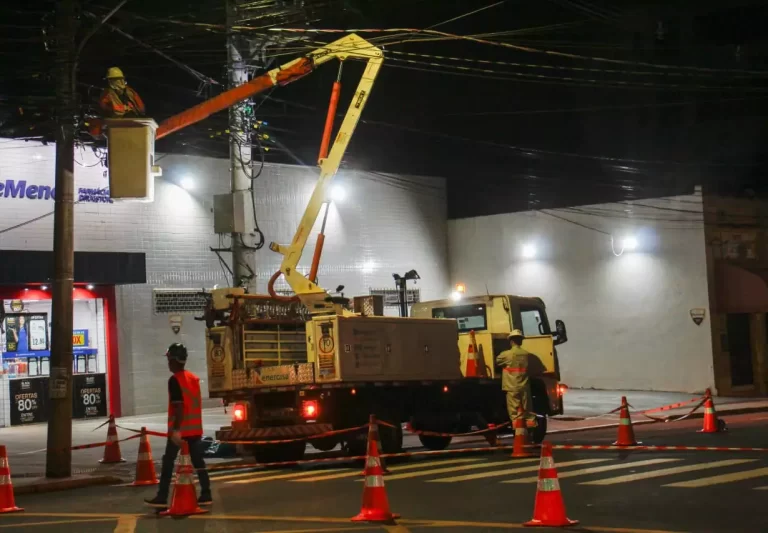 Demorou! Força-tarefa inicia retirada de cabos irregulares no centro da Capital