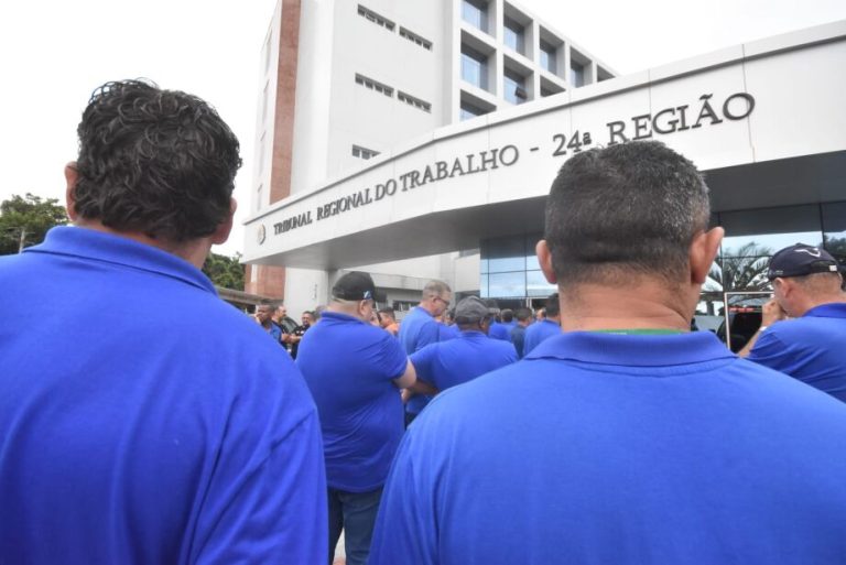 Sem pagamento, sem ônibus nas ruas. Greve dos motoristas vai para o 3º dia