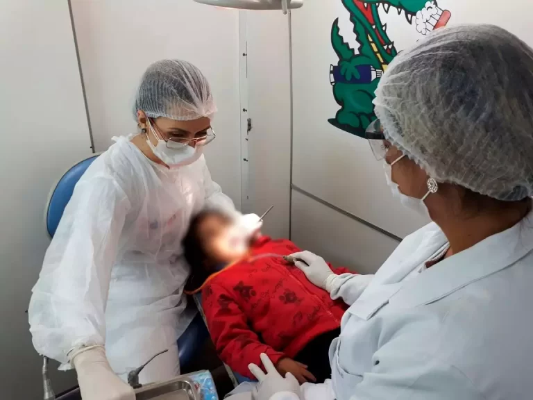 Dentistas suspendem atendimentos em 44 unidades de saúde da Capital