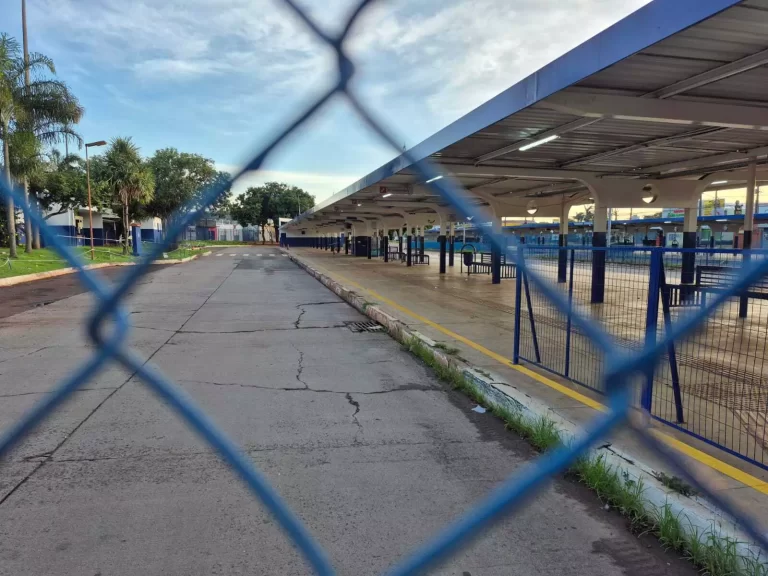 Greve de motoristas paralisa ônibus e deixa terminais vazios em Campo Grande