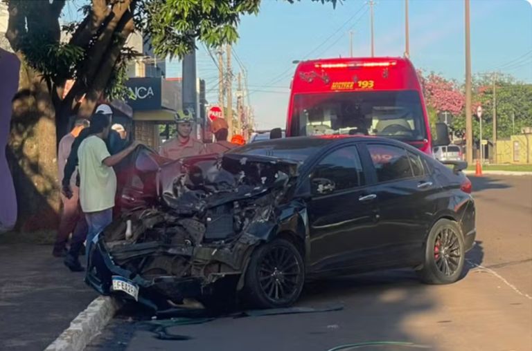 Bebum azarado bata em viatura da Polícia Civil estacionada e acaba preso