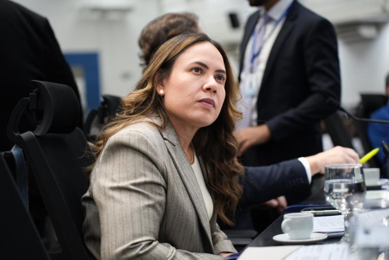 Após ataque a presidente, vereadora vira alvo de denúncias sobre contratações de familiares. E agora?