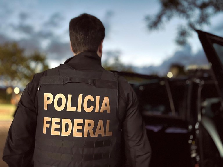 PF mira quadrilha transnacional, prende policiais e bloqueia milhões em operação