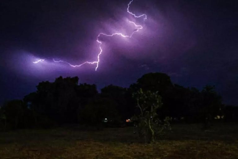 Tempestade provoca quase 6 mil descargas elétricas e causa transtornos em Campo Grande