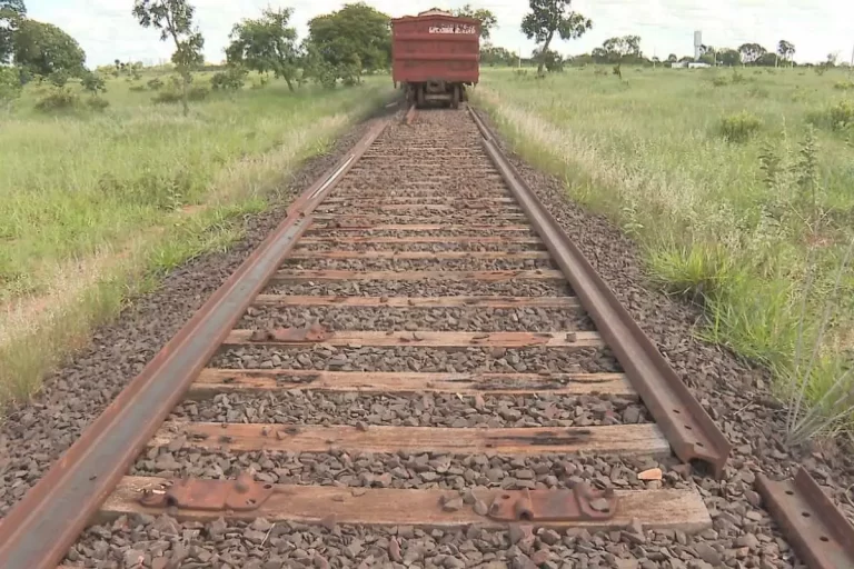 Leilão da Malha Oeste atrasa e ferrovia pode ficar sem concessionária até 2027.